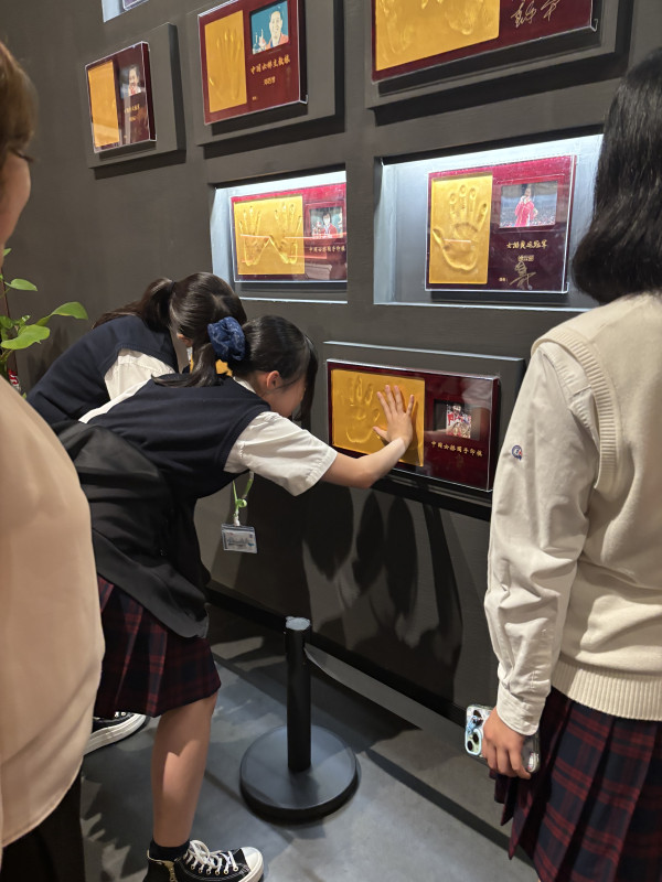 102202、漳州市中国バレーボール展示館（手の大きさ比べ）