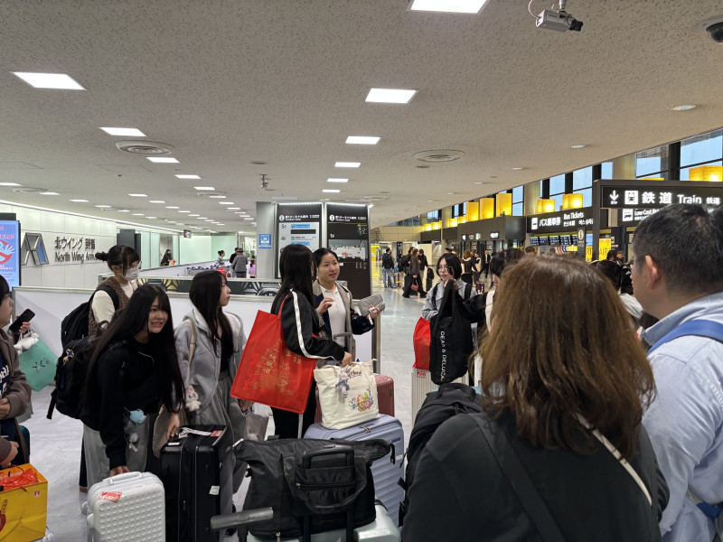 102502、日本帰国（中国領事館の倪さんとお別れ）